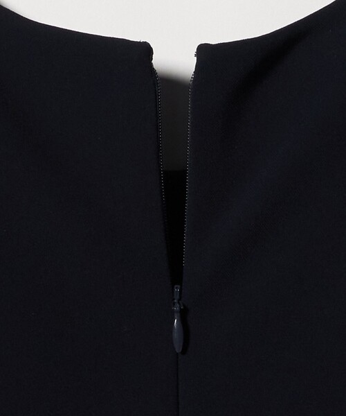 UNITED ARROWS(ユナイテッドアローズ)の「Drapy タック ノースリーブワンピース ‐ウォッシャブル‐(ワンピース・レディース・ブラック/ネイビー・36/38)」の8枚目の写真