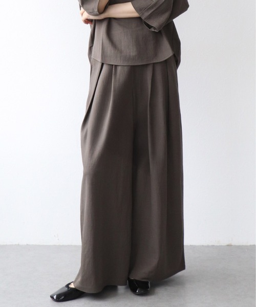 Jines(ジネス)の「ナチュラルスムースタックパンツ(その他パンツ・レディース・ブラック/ベージュ/ブルー/チャコールグレー・38)」の1枚目の写真