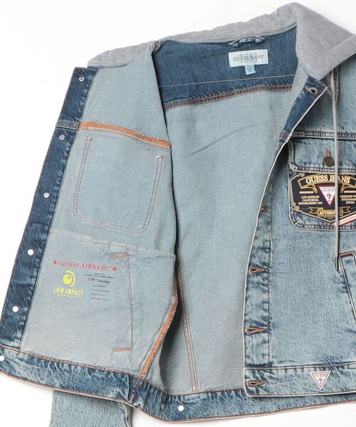 GUESS JEANS（ゲスジーンズ）の「GUESS JEANS Cropped Trucker Jacket デニムジャケット（デニムジャケット・メンズ・ライトインディゴブルー・SMALL/LARGE/MEDIUM/X-LARGE）」の4枚目の写真
