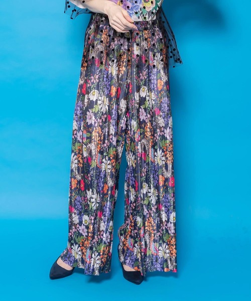 ScoLar（スカラー）の「161656：花ネコ柄ランダムプリーツパンツ（その他パンツ・レディース・ネイビー/ブラック・M）」の2枚目の写真