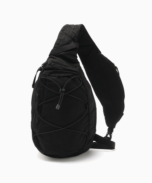 C.P. COMPANY（シーピーカンパニー）の「C.P. Company / シーピーカンパニー NYLON B CROSSBODY BACKPACK（ショルダーバッグ・メンズ・ブラック・FREE）」の11枚目の写真