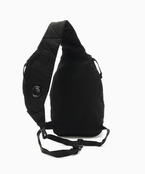 C.P. COMPANY（シーピーカンパニー）の「C.P. Company / シーピーカンパニー NYLON B CROSSBODY BACKPACK（ショルダーバッグ・メンズ・ブラック・FREE）」の10枚目の写真