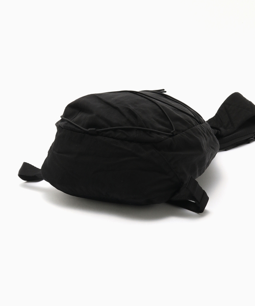 C.P. COMPANY（シーピーカンパニー）の「C.P. Company / シーピーカンパニー NYLON B CROSSBODY BACKPACK（ショルダーバッグ・メンズ・ブラック・FREE）」の9枚目の写真