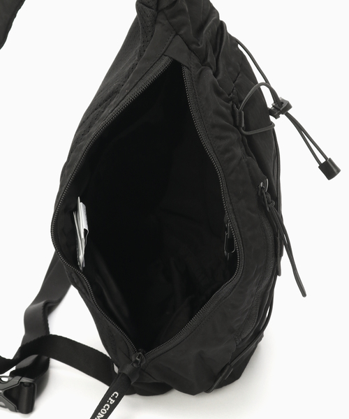 C.P. COMPANY（シーピーカンパニー）の「C.P. Company / シーピーカンパニー NYLON B CROSSBODY BACKPACK（ショルダーバッグ・メンズ・ブラック・FREE）」の8枚目の写真