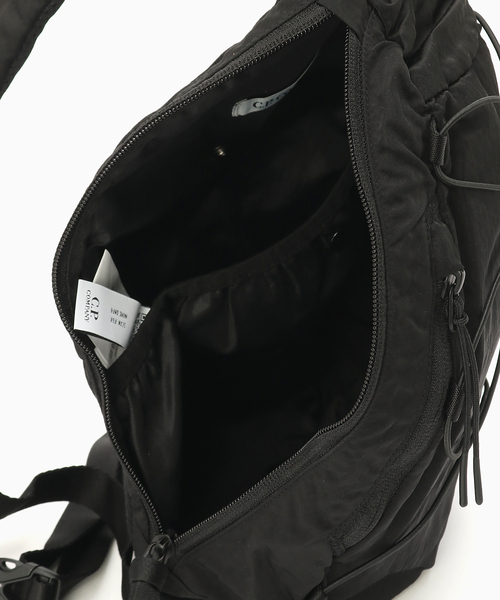 C.P. COMPANY（シーピーカンパニー）の「C.P. Company / シーピーカンパニー NYLON B CROSSBODY BACKPACK（ショルダーバッグ・メンズ・ブラック・FREE）」の7枚目の写真