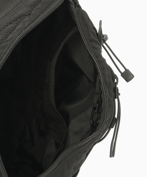 C.P. COMPANY（シーピーカンパニー）の「C.P. Company / シーピーカンパニー NYLON B CROSSBODY BACKPACK（ショルダーバッグ・メンズ・ブラック・FREE）」の6枚目の写真
