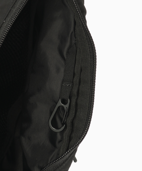 C.P. COMPANY（シーピーカンパニー）の「C.P. Company / シーピーカンパニー NYLON B CROSSBODY BACKPACK（ショルダーバッグ・メンズ・ブラック・FREE）」の5枚目の写真