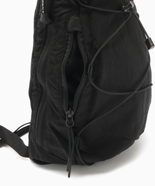 C.P. COMPANY（シーピーカンパニー）の「C.P. Company / シーピーカンパニー NYLON B CROSSBODY BACKPACK（ショルダーバッグ・メンズ・ブラック・FREE）」の4枚目の写真
