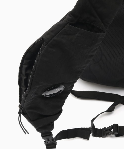C.P. COMPANY（シーピーカンパニー）の「C.P. Company / シーピーカンパニー NYLON B CROSSBODY BACKPACK（ショルダーバッグ・メンズ・ブラック・FREE）」の3枚目の写真
