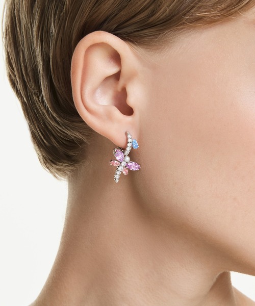 SWAROVSKI(スワロフスキー)の「【公式】【スワロフスキー】Ariana Grande x Swarovski ドロップピアス, ミックスカット, トンボ, マルチカラー, ロジウム・プレーティング(イヤリング・レディース・シルバー系その他・ONE SIZE)」の2枚目の写真