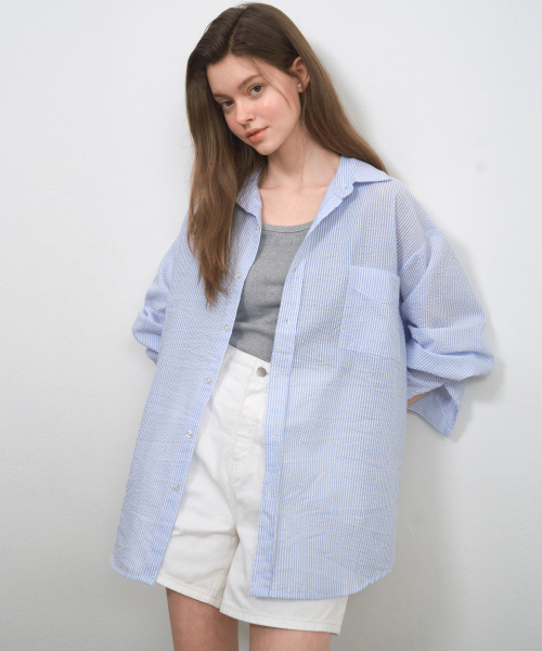 WEDNESDAYOASISFORWOMEN（ウェンズデー オアシス フォー ウーマン）の「W/シアサッカー ストライプシャツ_LIGHT BLUE(WC25-SH04)（シャツ/ブラウス・レディース・スカイブルー・MEDIUM/LARGE）」の2枚目の写真