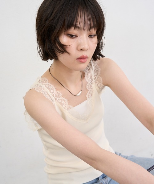 NUJOH(ヌゾ)の「Lace Trim Sleeveless Top / レーストリムスリーブレストップス(キャミソール・レディース・ブラック/ホワイト/クリーム・FREE)」の17枚目の写真