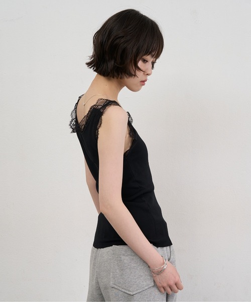 NUJOH(ヌゾ)の「Lace Trim Sleeveless Top / レーストリムスリーブレストップス(キャミソール・レディース・ブラック/ホワイト/クリーム・FREE)」の7枚目の写真