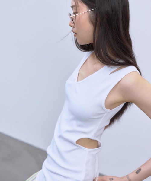 THINGS THAT MATTER（シングス ザット マター）の「NOTCH DESIGN TWO-WAY TANK TOP / ノッチ デザイン トゥーウェイ タンク トップ（タンクトップ・レディース・ブラック/ボルドー/ホワイト・FREE）」の9枚目の写真