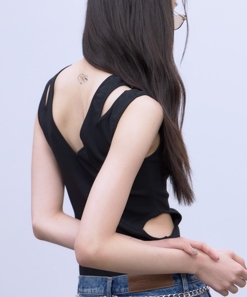 THINGS THAT MATTER（シングス ザット マター）の「NOTCH DESIGN TWO-WAY TANK TOP / ノッチ デザイン トゥーウェイ タンク トップ（タンクトップ・レディース・ブラック/ボルドー/ホワイト・FREE）」の17枚目の写真