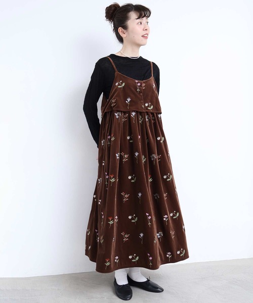 l'atelier du savon(アトリエドサボン)の「秋の草花 ベロア刺繍キャミワンピース(ジャンパースカート・レディース・ネイビー/ブラウン・FREE)」の2枚目の写真
