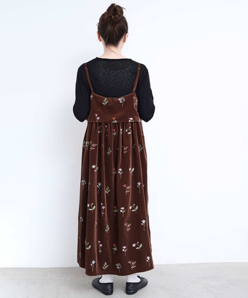 l'atelier du savon(アトリエドサボン)の「秋の草花 ベロア刺繍キャミワンピース(ジャンパースカート・レディース・ネイビー/ブラウン・FREE)」の8枚目の写真