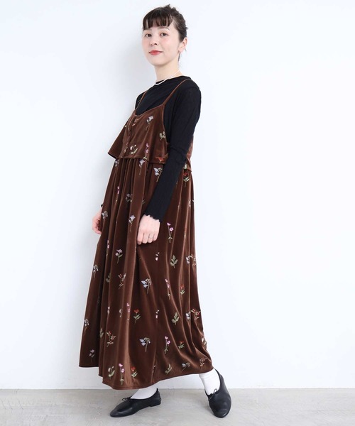 l'atelier du savon(アトリエドサボン)の「秋の草花 ベロア刺繍キャミワンピース(ジャンパースカート・レディース・ネイビー/ブラウン・FREE)」の9枚目の写真
