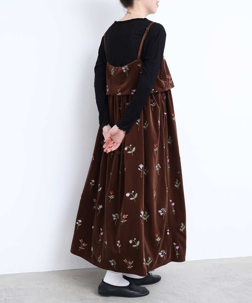 l'atelier du savon(アトリエドサボン)の「秋の草花 ベロア刺繍キャミワンピース(ジャンパースカート・レディース・ネイビー/ブラウン・FREE)」の7枚目の写真