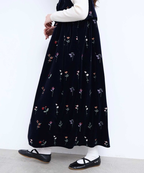 l'atelier du savon(アトリエドサボン)の「秋の草花 ベロア刺繍キャミワンピース(ジャンパースカート・レディース・ネイビー/ブラウン・FREE)」の13枚目の写真