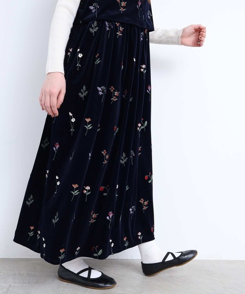 l'atelier du savon(アトリエドサボン)の「秋の草花 ベロア刺繍キャミワンピース(ジャンパースカート・レディース・ネイビー/ブラウン・FREE)」の21枚目の写真