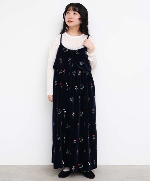 l'atelier du savon(アトリエドサボン)の「秋の草花 ベロア刺繍キャミワンピース(ジャンパースカート・レディース・ネイビー/ブラウン・FREE)」の4枚目の写真