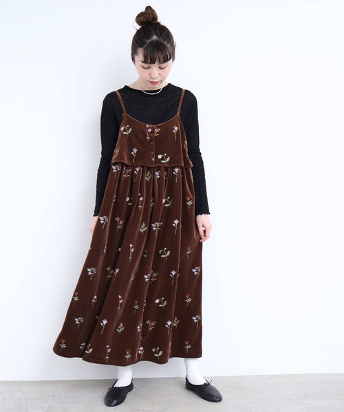 l'atelier du savon(アトリエドサボン)の「秋の草花 ベロア刺繍キャミワンピース(ジャンパースカート・レディース・ネイビー/ブラウン・FREE)」の3枚目の写真