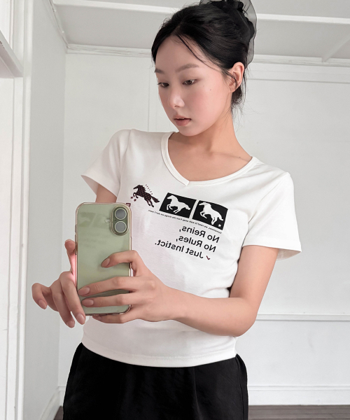 CHICKS(チックス)の「ニョンイXチックス インスティンクト ドット ホース Vネック スリム 半袖Tシャツ ホワイト(Tシャツ/カットソー・レディース・ホワイト・ONE SIZE)」の1枚目の写真