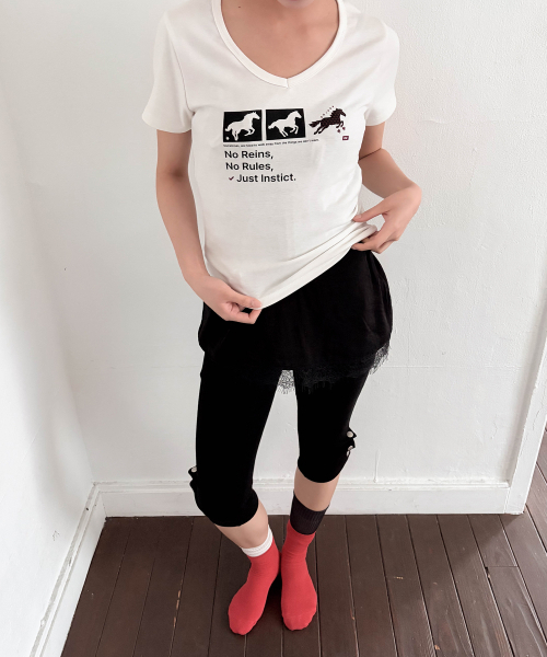 CHICKS(チックス)の「ニョンイXチックス インスティンクト ドット ホース Vネック スリム 半袖Tシャツ ホワイト(Tシャツ/カットソー・レディース・ホワイト・ONE SIZE)」の2枚目の写真