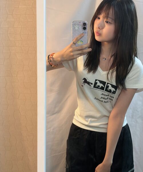 CHICKS(チックス)の「ニョンイXチックス インスティンクト ドット ホース Vネック スリム 半袖Tシャツ ホワイト(Tシャツ/カットソー・レディース・ホワイト・ONE SIZE)」の8枚目の写真