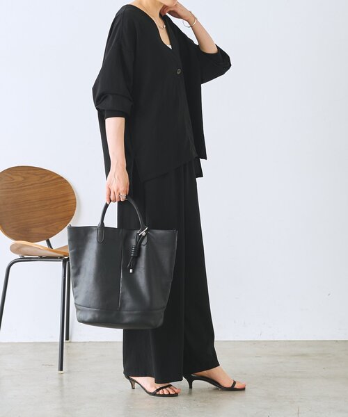 BEARDSLEY(ビアズリー)の「チャーム付きシュリンク2wayバッグ《本革》【A4対応】(トートバッグ・レディース・ブラック/グレー系その他・FREE)」の14枚目の写真