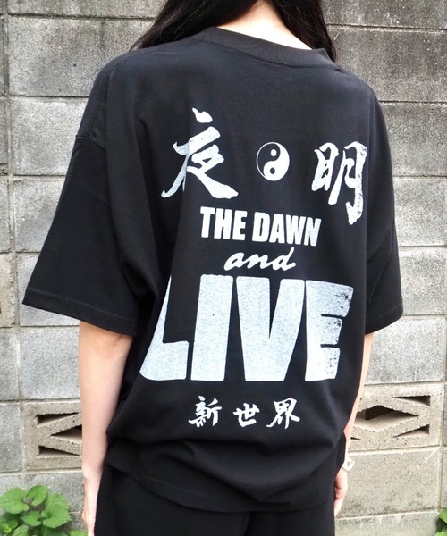Beyond Basics(ビヨンド ベーシックス)の「NEW YOAKE POST - 夜明け(Tシャツ/カットソー・メンズ・ピンク/ブラック/イエロー・SMALL/X-LARGE/LARGE/MEDIUM)」の1枚目の写真