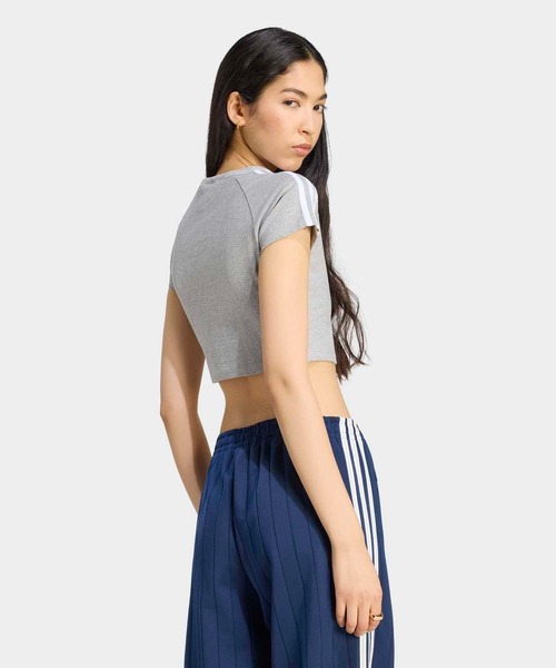 adidas(アディダス)の「SSTベビーティー / クロップド丈 / アディダスオリジナルス adidas Originals(Tシャツ/カットソー・レディース・グレー・SMALL/X-LARGE/X-SMALL/XX-LARGE/LARGE/MEDIUM)」の2枚目の写真