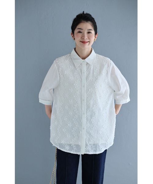 cawaii（カワイイ）の「波うつ花と蝶々の刺繍ラインシャツトップス（シャツ/ブラウス・レディース・ホワイト・FREE）」の2枚目の写真