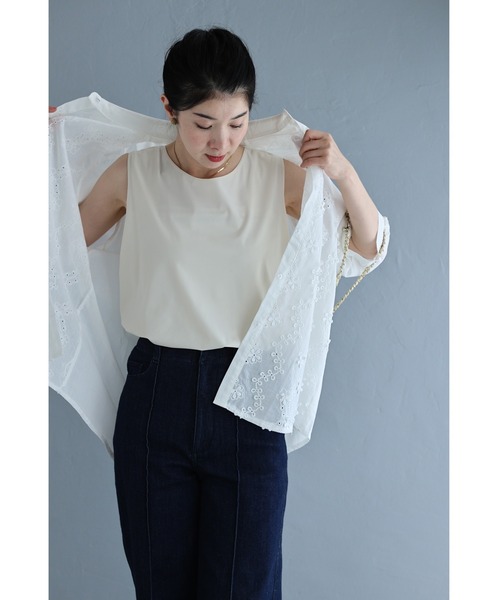 cawaii（カワイイ）の「波うつ花と蝶々の刺繍ラインシャツトップス（シャツ/ブラウス・レディース・ホワイト・FREE）」の6枚目の写真