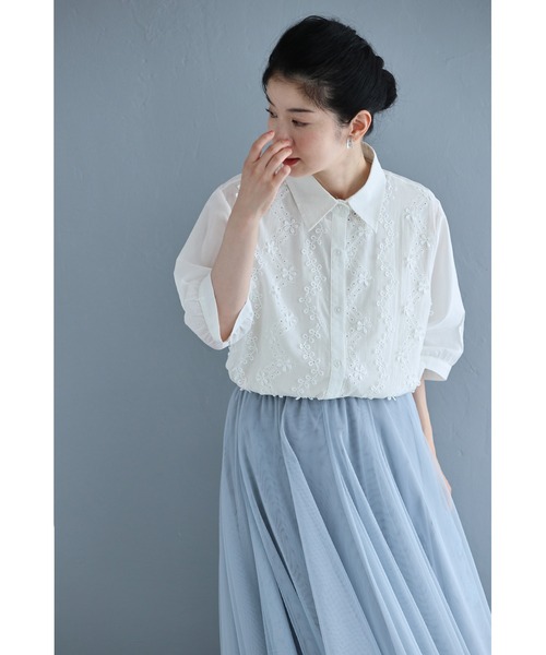 cawaii（カワイイ）の「波うつ花と蝶々の刺繍ラインシャツトップス（シャツ/ブラウス・レディース・ホワイト・FREE）」の11枚目の写真