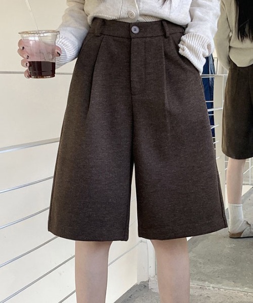 &soiree(アンドソワレ)の「ウールライクタックハーフパンツ(その他パンツ・レディース・ブラック/チャコール/ブラウン・SMALL/MEDIUM/LARGE/X-LARGE)」の3枚目の写真