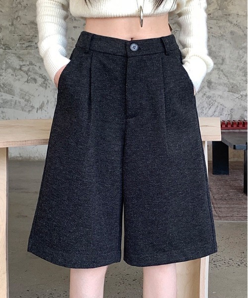 &soiree(アンドソワレ)の「ウールライクタックハーフパンツ(その他パンツ・レディース・ブラック/チャコール/ブラウン・SMALL/MEDIUM/LARGE/X-LARGE)」の2枚目の写真