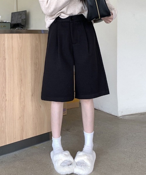 &soiree(アンドソワレ)の「ウールライクタックハーフパンツ(その他パンツ・レディース・ブラック/チャコール/ブラウン・SMALL/MEDIUM/LARGE/X-LARGE)」の1枚目の写真