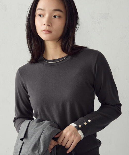 COMME CA ISM(コムサイズム)の「マシンウォッシャブル ボタンスリーブニット(ニット/セーター・レディース・ネイビー/グリーン/チャコール/ホワイト・M/L)」の1枚目の写真