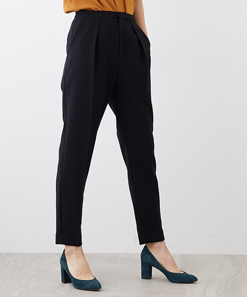 UNITED TOKYO（ユナイテッドトウキョウ）の「ワンタックテーパードパンツ（スラックス・レディース・カーキ/ベージュ/ブラック/バーガンディー/ブラウン・2/1）」の2枚目の写真