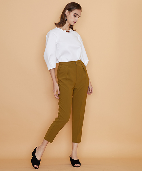 UNITED TOKYO（ユナイテッドトウキョウ）の「ワンタックテーパードパンツ（スラックス・レディース・カーキ/ベージュ/ブラック/バーガンディー/ブラウン・2/1）」の6枚目の写真