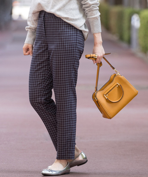 NATURAL BEAUTY BASIC（ナチュラルビューティーベーシック）の「【JJ 12月号掲載】＜ウォッシャブル＞サキソニーチェックパンツ（その他パンツ・レディース・グレー系その他/ダークネイビー・LARGE/MEDIUM/SMALL/X-SMALL）」の2枚目の写真