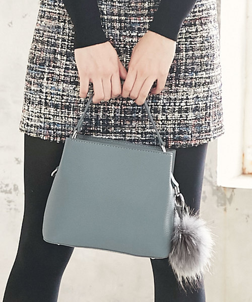 KOBE LETTUCE（コウベレタス）の「フェイクファーチャーム付き2wayショルダーバッグ＊レディース/鞄[B1227]神戸レタス（ショルダーバッグ・レディース・ブラック/ブルー系その他/キャメル/グレイッシュベージュ・FREE）」の3枚目の写真