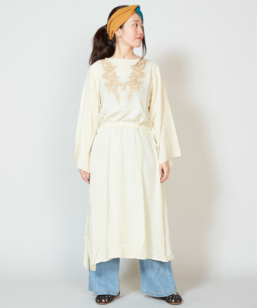 チャイハネ（チャイハネ）の「【チャイハネ】花刺繍サイドスリットロングワンピース（ワンピース・レディース・ホワイト/オレンジ/ブルー/グリーン・FREE）」の2枚目の写真