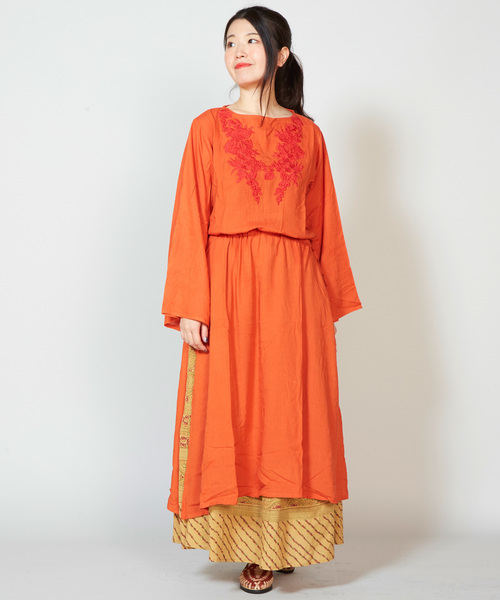 チャイハネ（チャイハネ）の「【チャイハネ】花刺繍サイドスリットロングワンピース（ワンピース・レディース・ホワイト/オレンジ/ブルー/グリーン・FREE）」の4枚目の写真