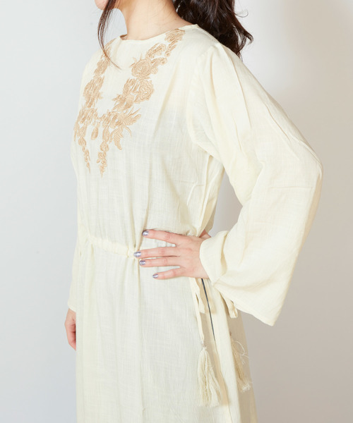 チャイハネ（チャイハネ）の「【チャイハネ】花刺繍サイドスリットロングワンピース（ワンピース・レディース・ホワイト/オレンジ/ブルー/グリーン・FREE）」の11枚目の写真