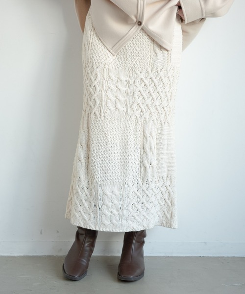 Aunt Marie's(アントマリーズ)の「AUNT MARIE'S ケーブル編みニットロングスカート(スカート・レディース・グレー/モカ/ナチュラル・FREE)」の3枚目の写真