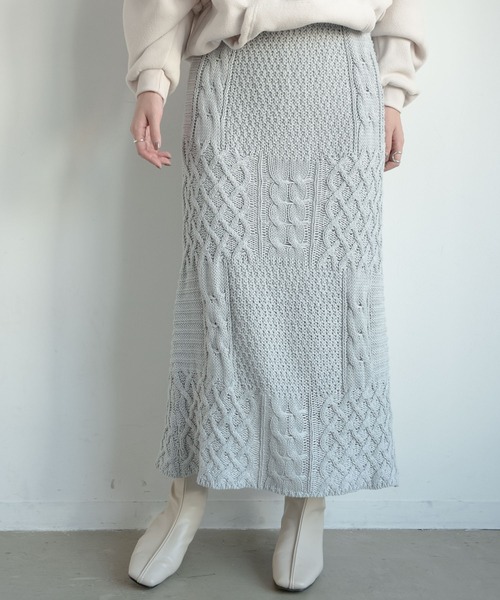 Aunt Marie's(アントマリーズ)の「AUNT MARIE'S ケーブル編みニットロングスカート(スカート・レディース・グレー/モカ/ナチュラル・FREE)」の1枚目の写真