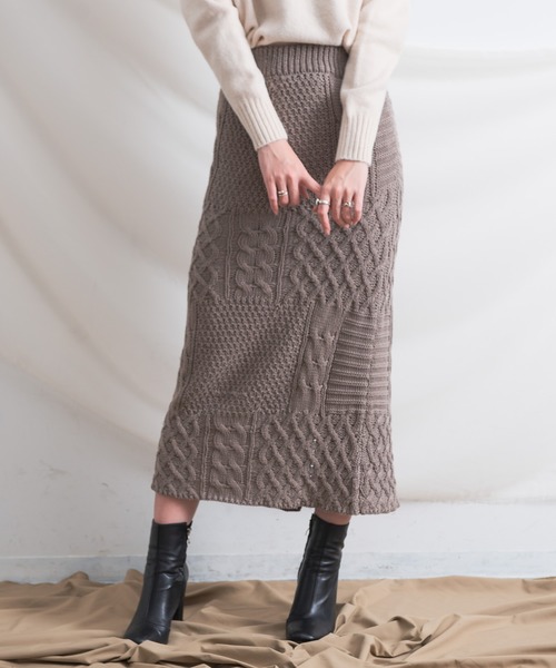 Aunt Marie's(アントマリーズ)の「AUNT MARIE'S ケーブル編みニットロングスカート(スカート・レディース・グレー/モカ/ナチュラル・FREE)」の2枚目の写真